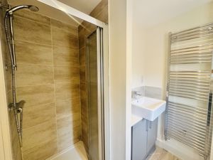 Ensuite - click for photo gallery